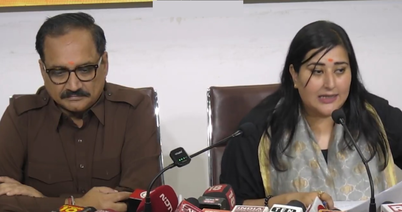 वीरेन्द्र सचदेवा और बांसूरी स्वराज पत्रकार वार्ता करते हुए वीरेन्द्र सचदेवा और बांसूरी स्वराज पत्रकार वार्ता करते हुए