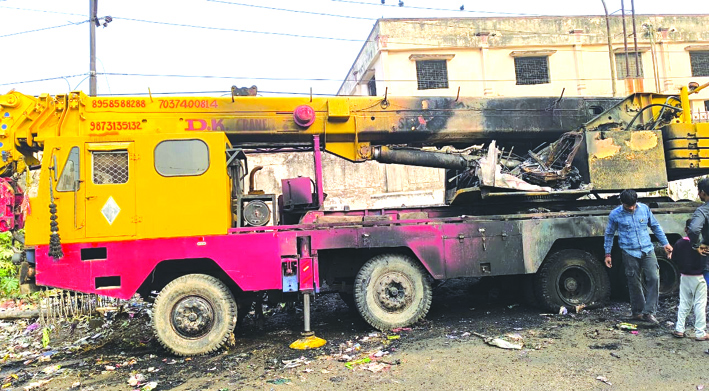 जली हुई क्रेन जली हुई क्रेन