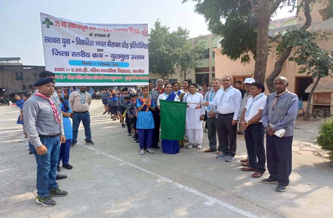 रैली को रवाना करते जिला मौलिक शिक्षा अधिकारी सुभाष सामरिया व अन्य। रैली को रवाना करते जिला मौलिक शिक्षा अधिकारी सुभाष सामरिया व अन्य।