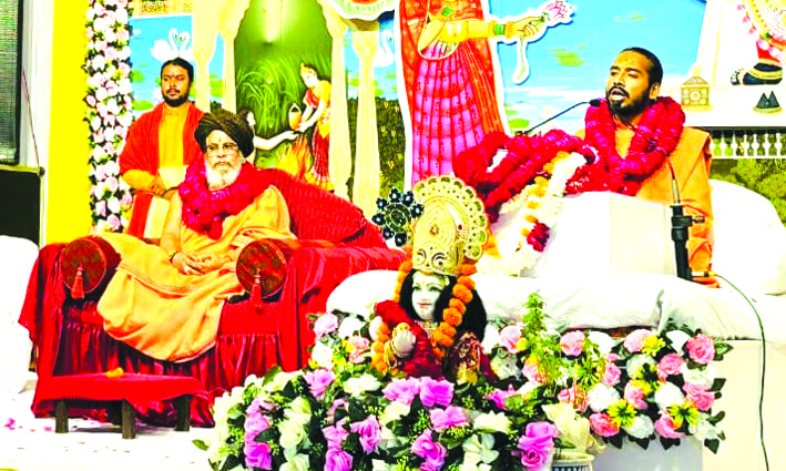 भागवत कथा श्रवण कराते हुए भागवत कथा श्रवण कराते हुए