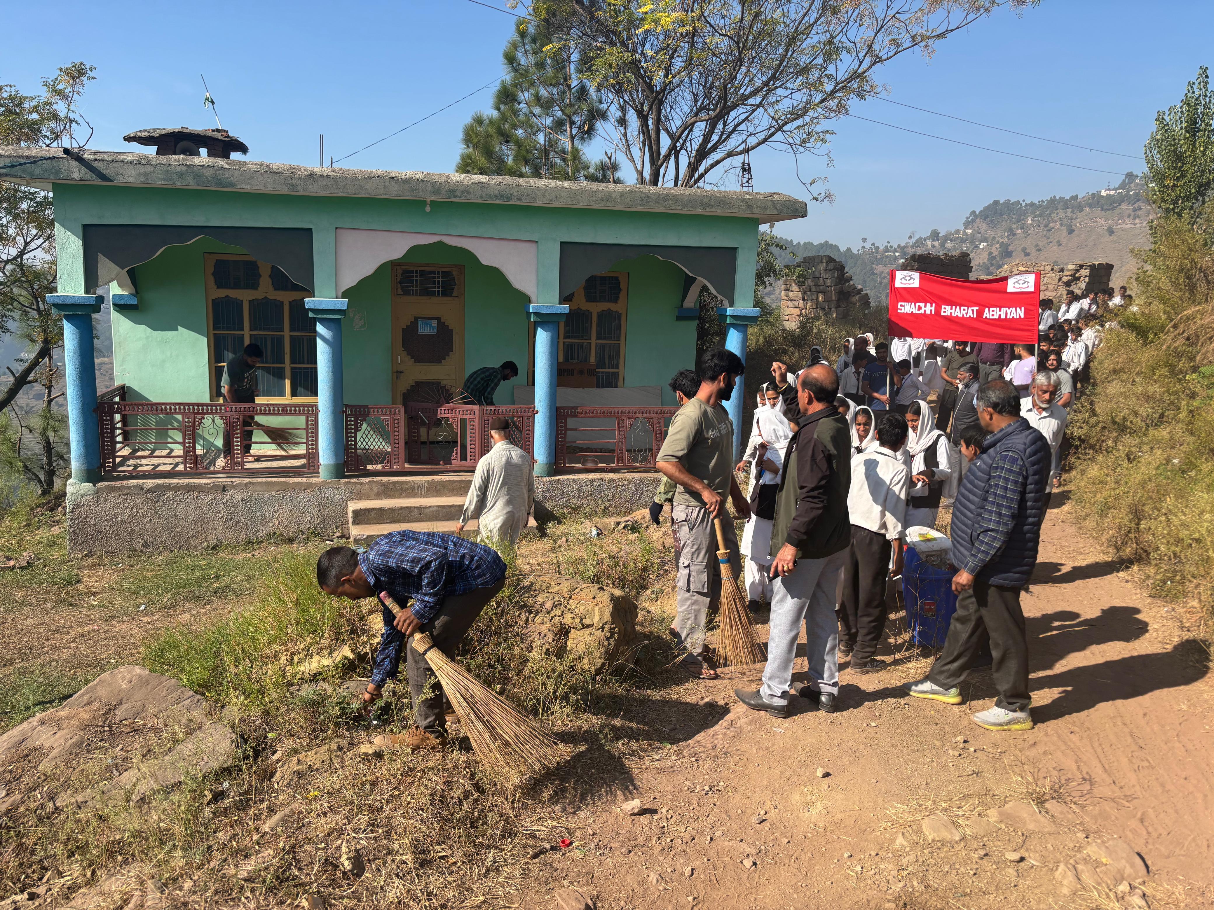 पूंछ के सलानी गांव में स्वच्छता अभियान चलाया पूंछ के सलानी गांव में स्वच्छता अभियान चलाया