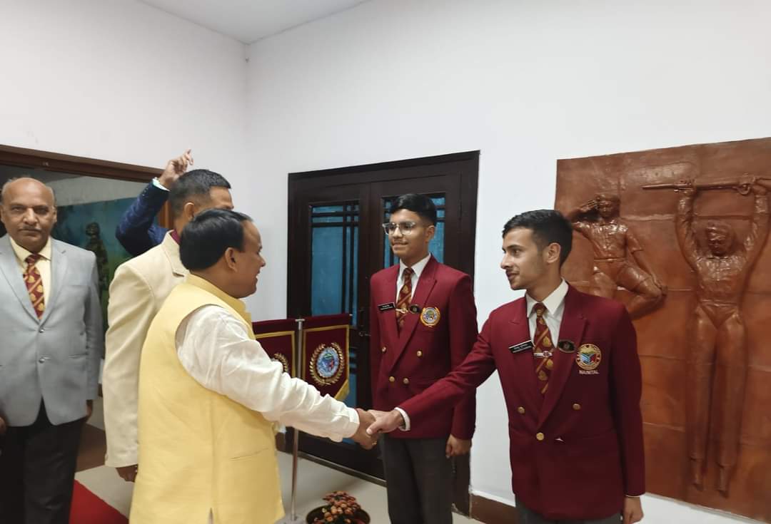 मंत्री डॉ. धन सिंह रावत नैनीताल में सैनिक स्कूल घोड़ाखाल में छात्रों से मिलते। मंत्री डॉ. धन सिंह रावत नैनीताल में सैनिक स्कूल घोड़ाखाल में छात्रों से मिलते।