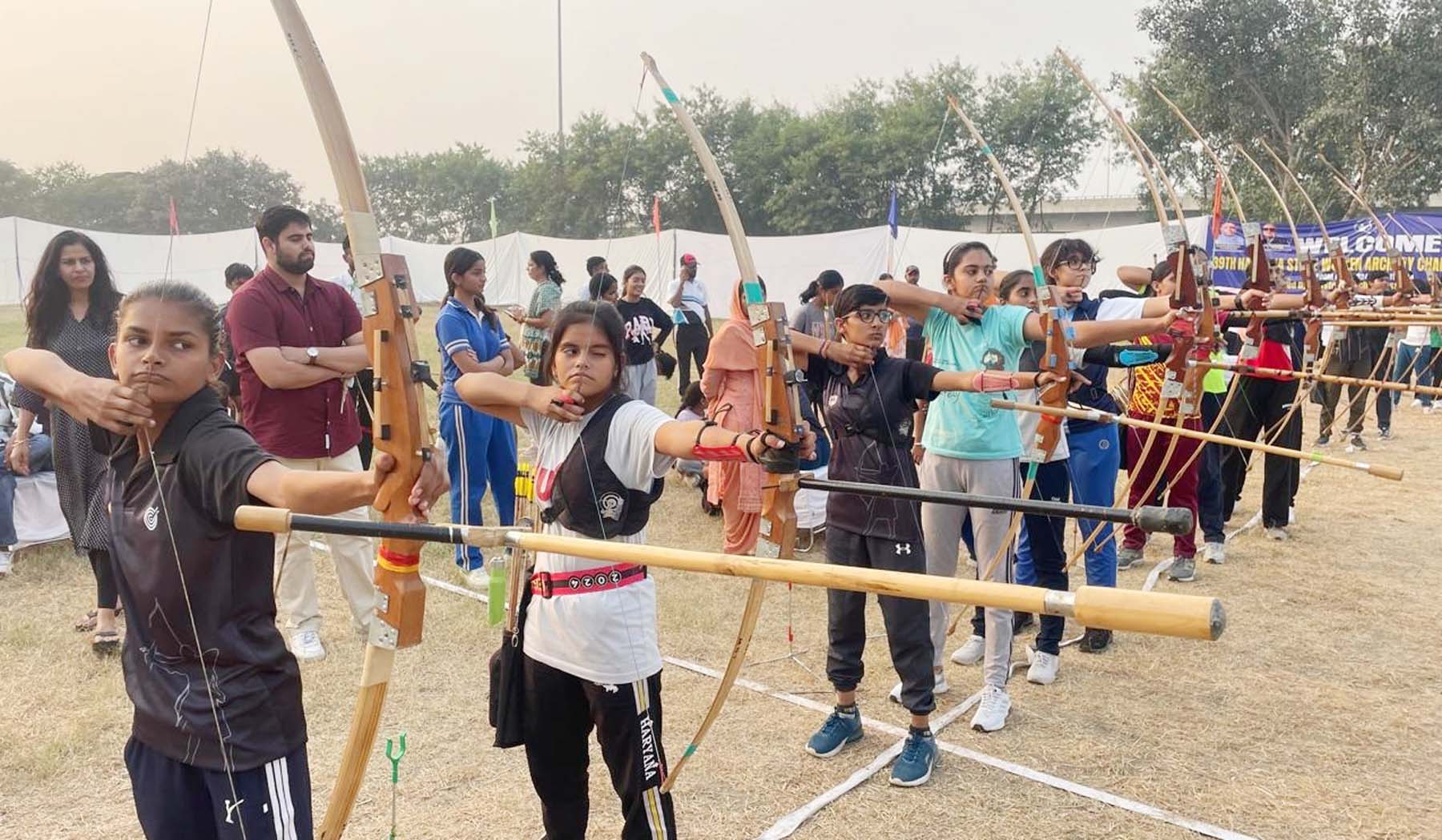 फोटो नंबर-09: गुरुग्राम में महिला तीरंदाजी प्रतियोगिता में भाग लेती खिलाड़ी।