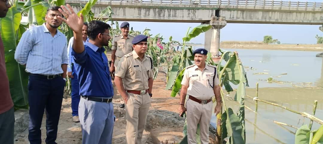 अररिया फोटो: परमान नदी के त्रिसुलिया घाट पर डीएम एसपी और अन्य अधिकारी अररिया फोटो: परमान नदी के त्रिसुलिया घाट पर डीएम एसपी और अन्य अधिकारी