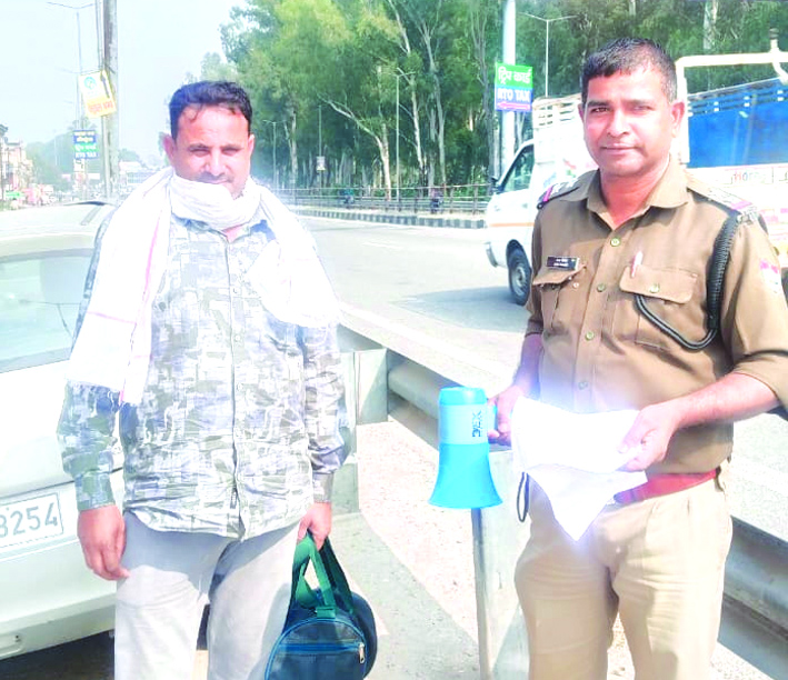 जिला बदर करते हुए जिला बदर करते हुए