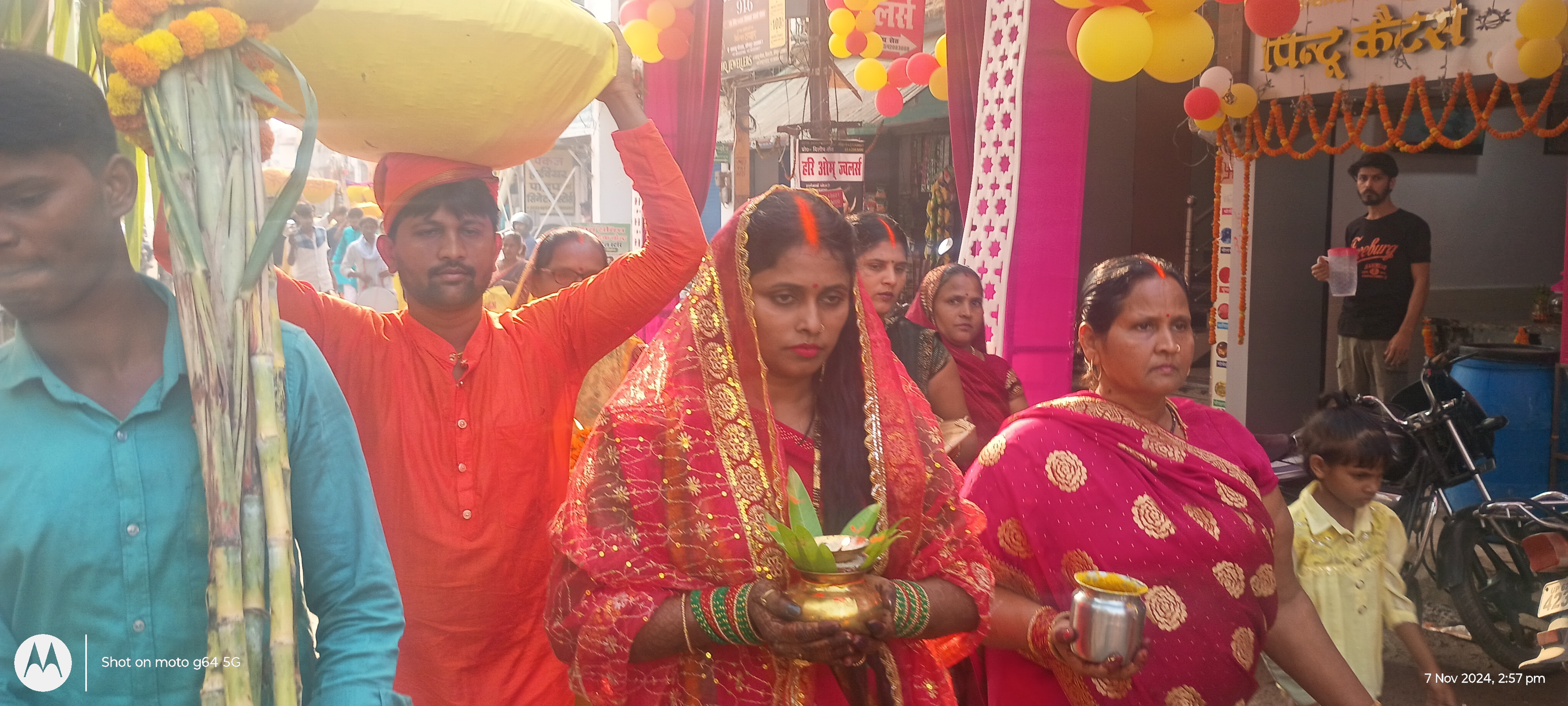 डूबते सूर्य देव को जल देकर छठ माता की पूजा की हुई शुरुआत डूबते सूर्य देव को जल देकर छठ माता की पूजा की हुई शुरुआत