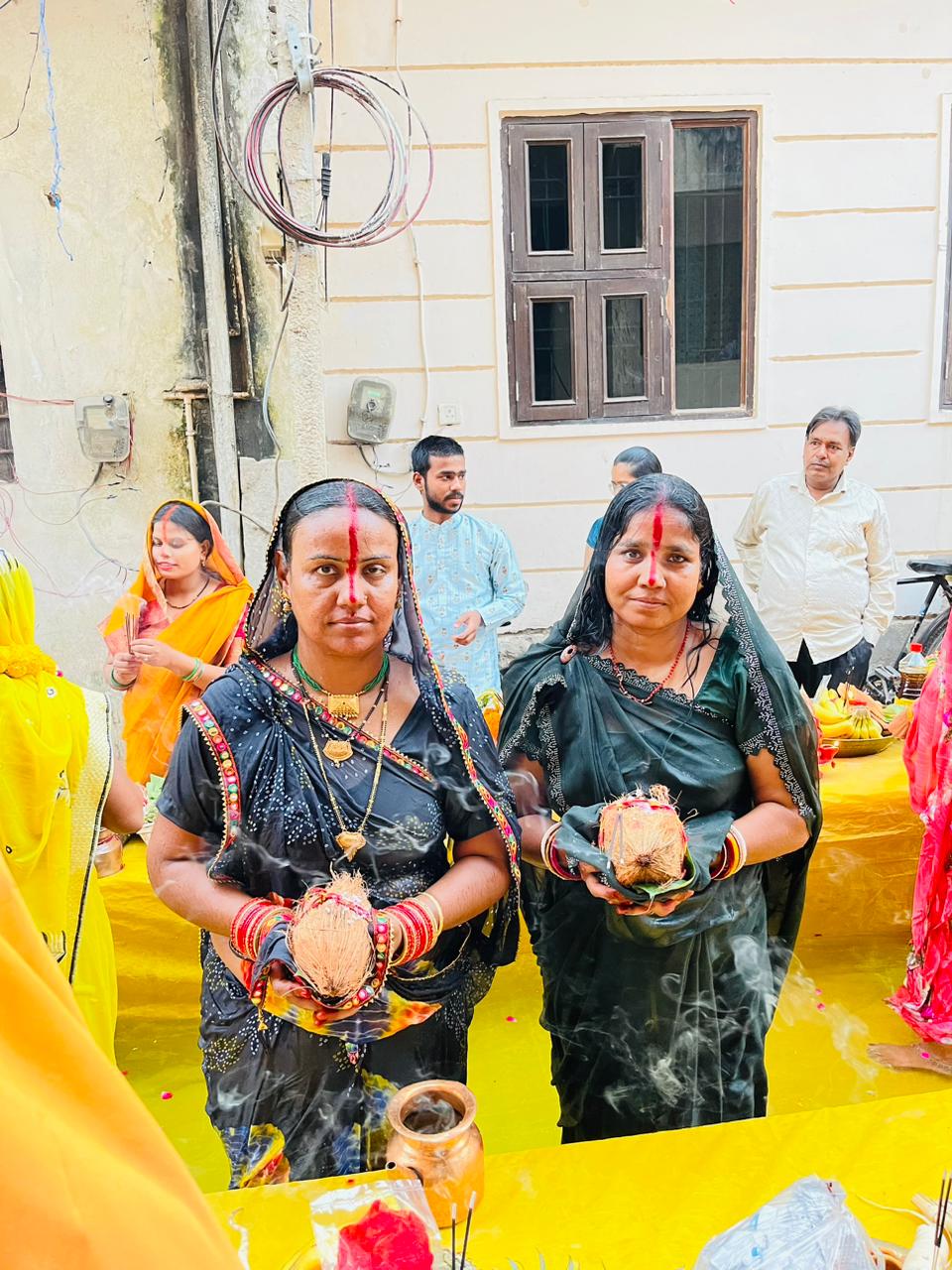 डाला छठ: डूबते सूर्य भगवान को दिया अर्घ्य, घाटों पर गूंजे छठ मैया के लोक गीत डाला छठ: डूबते सूर्य भगवान को दिया अर्घ्य, घाटों पर गूंजे छठ मैया के लोक गीत