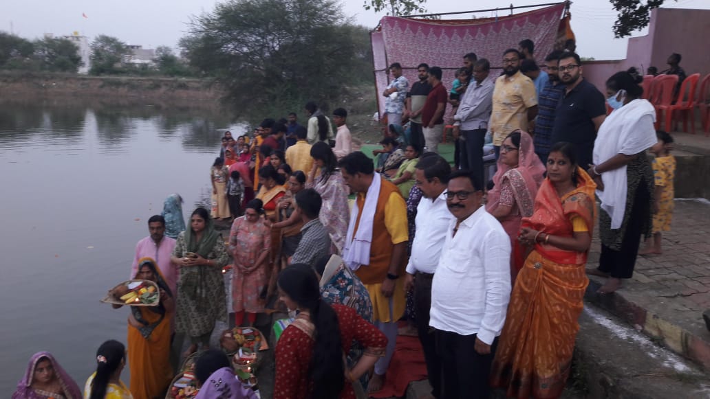 शहर के आमातालाब घाट में छठ पूजन करते हुए उत्तर भारतीय। शहर के आमातालाब घाट में छठ पूजन करते हुए उत्तर भारतीय।