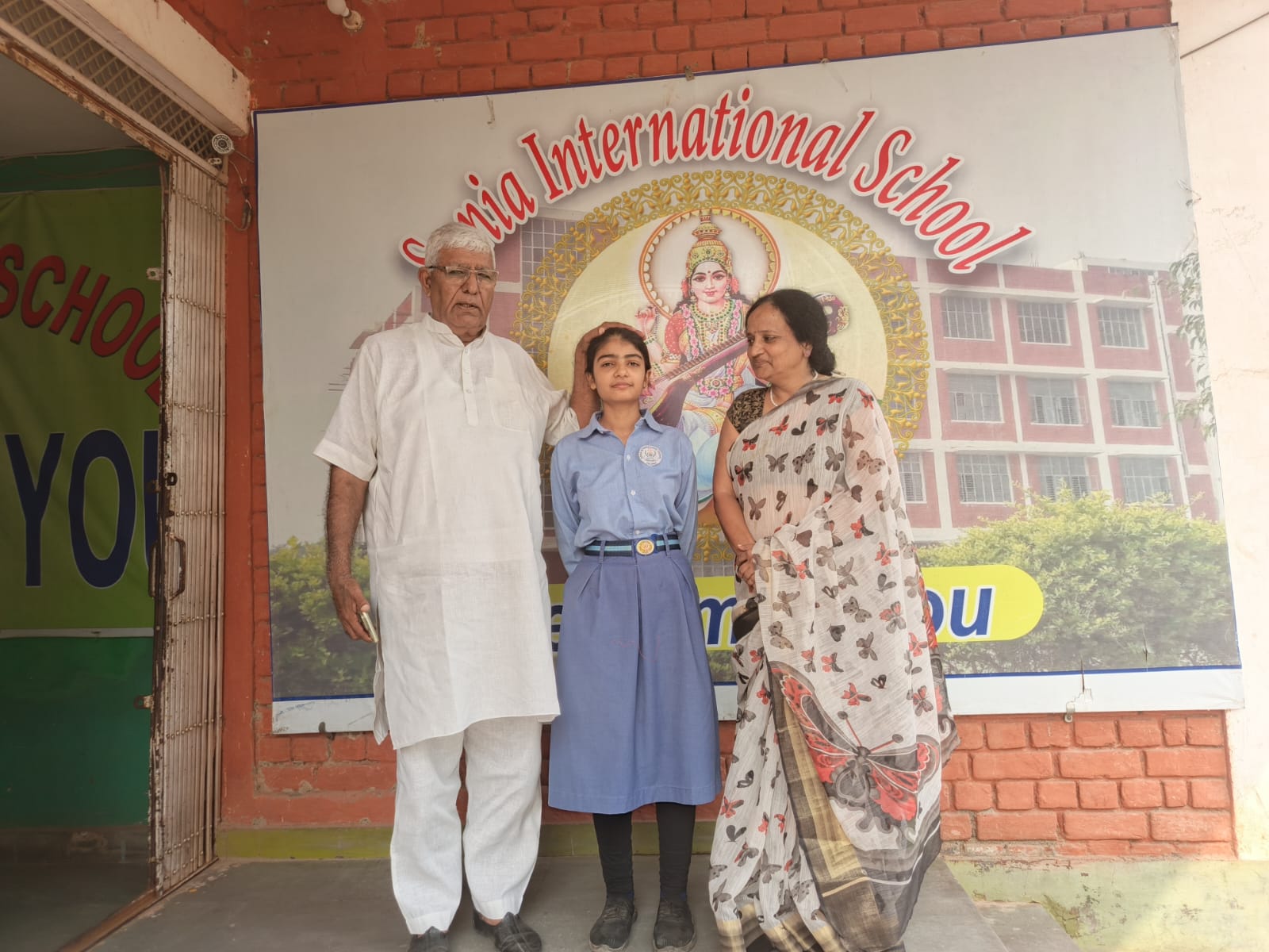 स्कूल में कुसुम का स्वागत करते हुए प्राचार्या। स्कूल में कुसुम का स्वागत करते हुए प्राचार्या।
