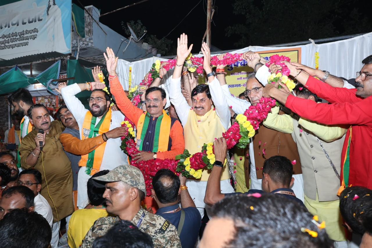 मुख्यमंत्री डॉ. मोहन यादव एवं भाजपा प्रदेश अध्यक्ष व खजुराहो सांसद विष्णुदत्त शर्मा ने गुरूवार को विजयपुर विधानसभा के ग्राम अगरा, गसवानी, कराहल व सेसईपुरा में जनसभा को संबोधित किया मुख्यमंत्री डॉ. मोहन यादव एवं भाजपा प्रदेश अध्यक्ष व खजुराहो सांसद विष्णुदत्त शर्मा ने गुरूवार को विजयपुर विधानसभा के ग्राम अगरा, गसवानी, कराहल व सेसईपुरा में जनसभा को संबोधित किया