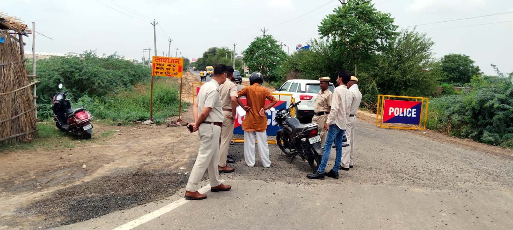 नाकाबंदी के दौरान वाहनों की चैकिंग करते पुलिस। नाकाबंदी के दौरान वाहनों की चैकिंग करते पुलिस।