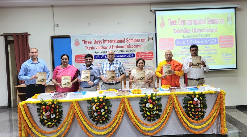 गोष्ठी में स्मारिका का विमोचन करते अतिथि: फोटो बच्चा गुप्ता गोष्ठी में स्मारिका का विमोचन करते अतिथि: फोटो बच्चा गुप्ता
