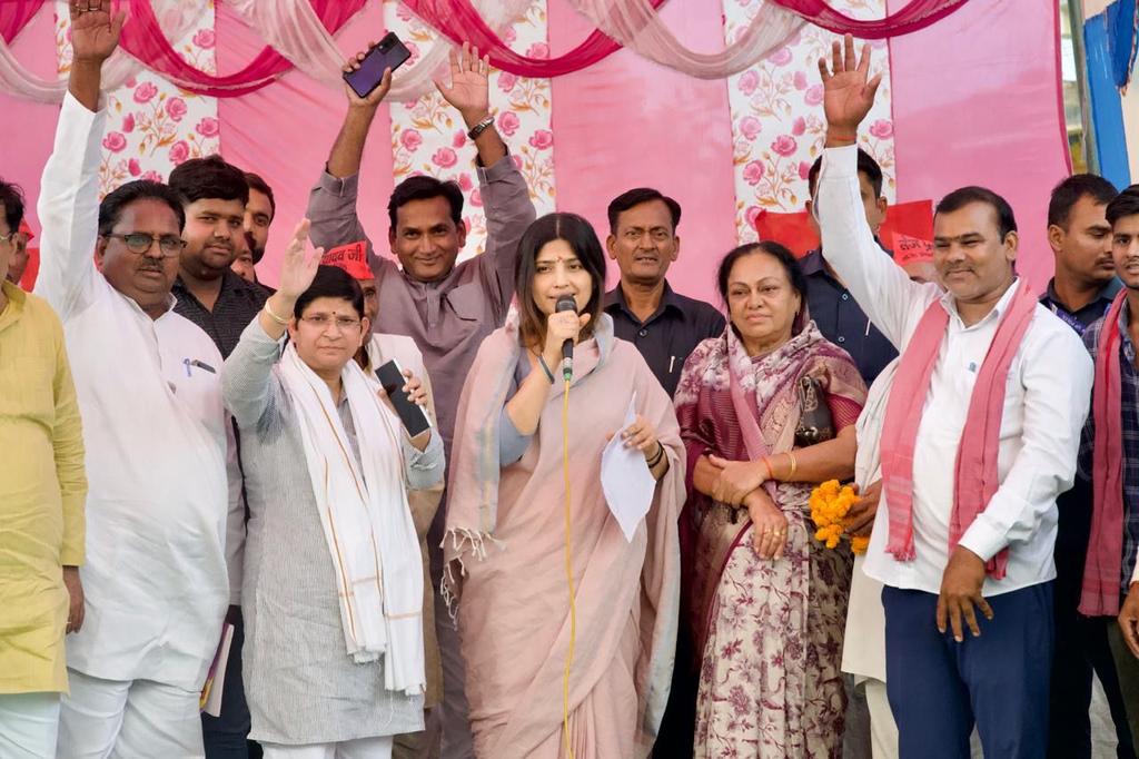 सपा सांसद डिंपल यादव बोलते हुए सपा सांसद डिंपल यादव बोलते हुए