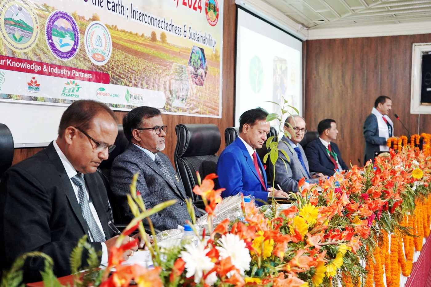 प्लांट साइंस रिसर्चर्स मीट में मंचासीन गणमान्य। प्लांट साइंस रिसर्चर्स मीट में मंचासीन गणमान्य।