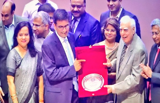 सीजेआई को बार एसोसिएशन की तरफ से सम्मानित करते अध्यक्ष कपिल सिब्बल सीजेआई को बार एसोसिएशन की तरफ से सम्मानित करते अध्यक्ष कपिल सिब्बल