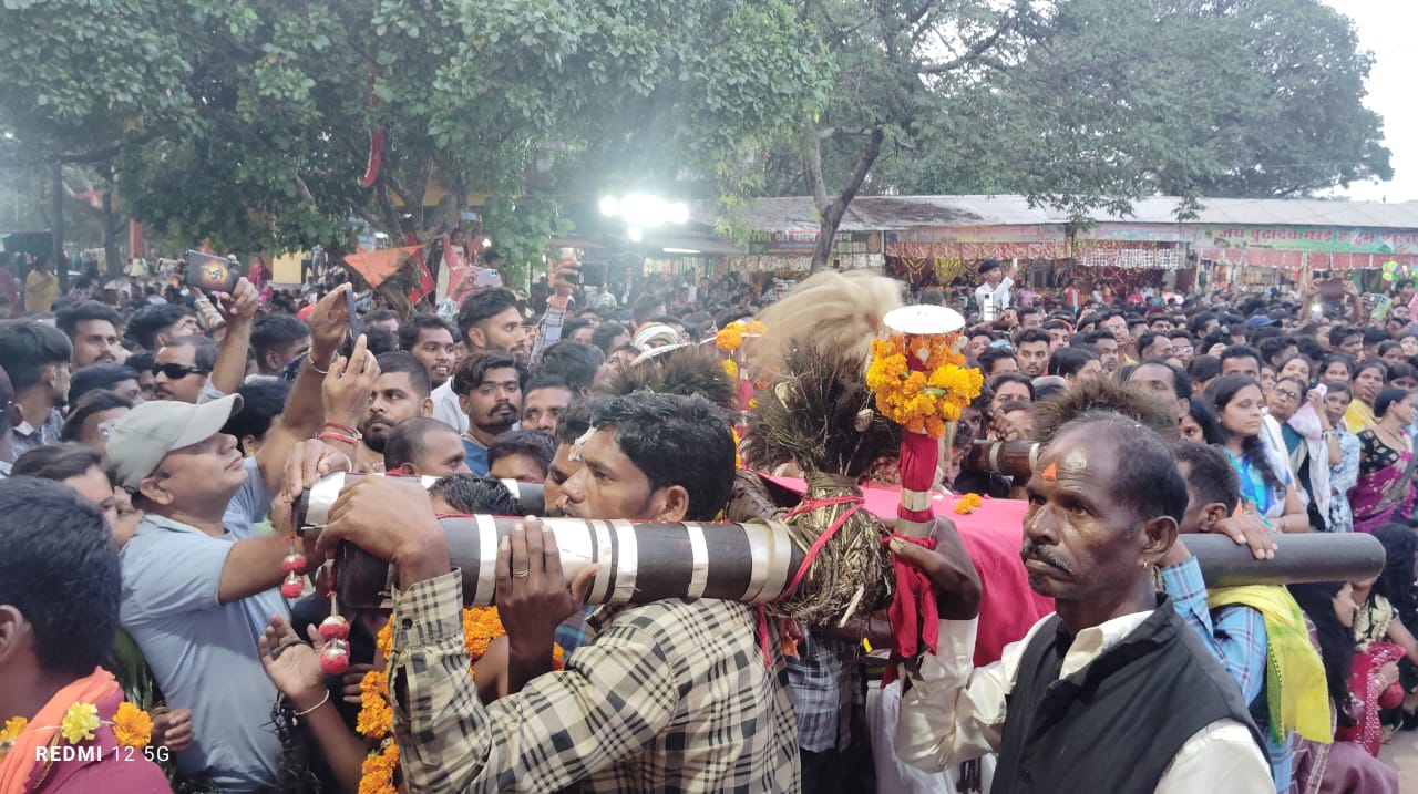 गंगरेल मड़ई में आंगा देव को भ्रमण कराते हुए बैगा। गंगरेल मड़ई में आंगा देव को भ्रमण कराते हुए बैगा।