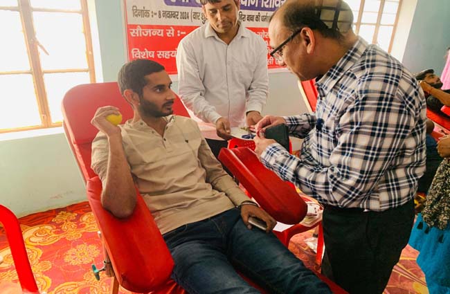 रक्तदाताओं को बैज लगाते डीसी डा विवेक भारती। रक्तदाताओं को बैज लगाते डीसी डा विवेक भारती।