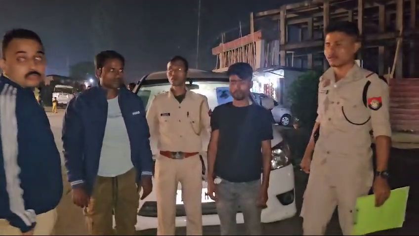 लग्जरी कर से मवेशी बरामद, दो गिरफ्तार लग्जरी कर से मवेशी बरामद, दो गिरफ्तार