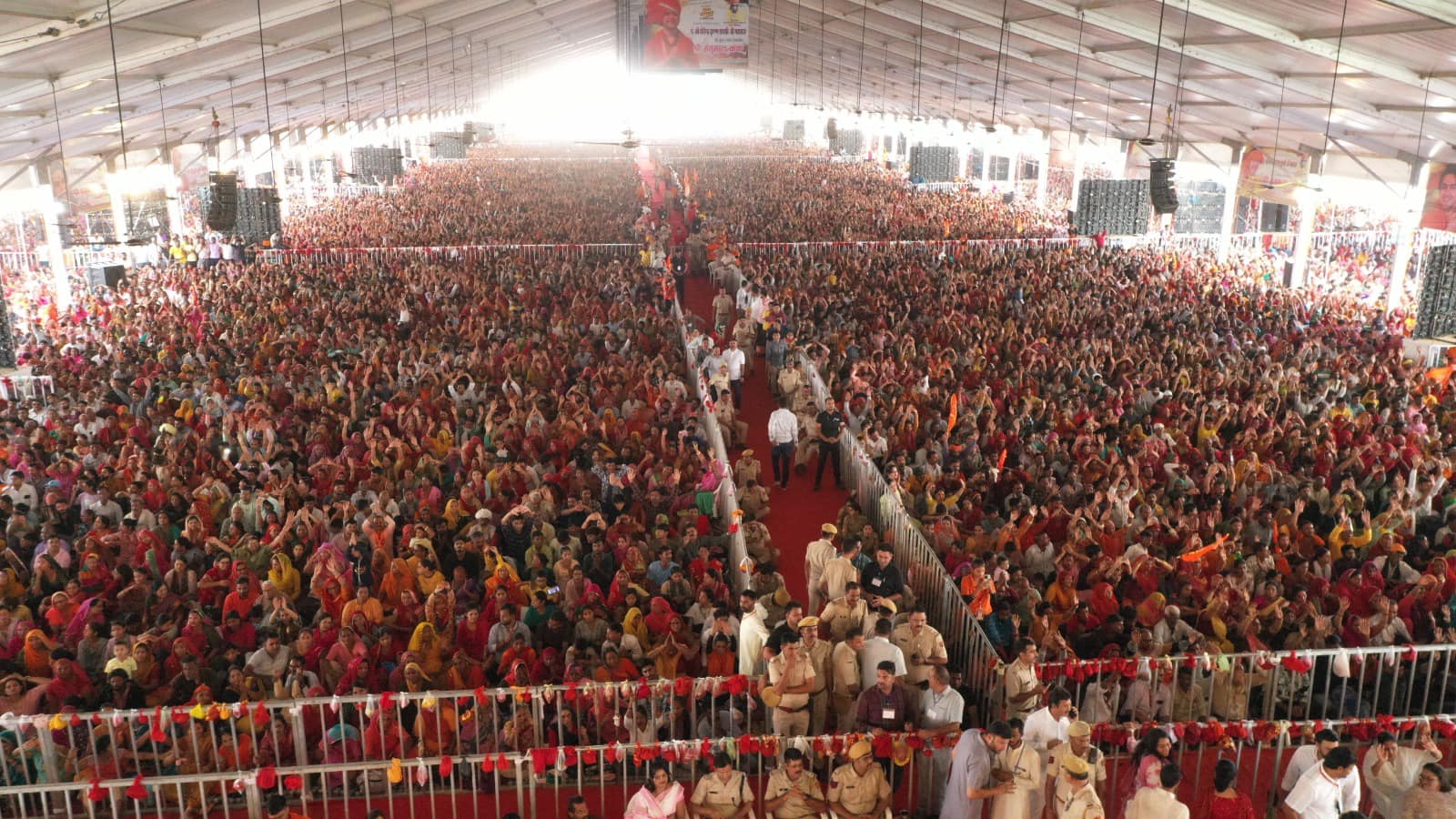 जहाजपुर में बेवाण पर पत्थरबाजी का मामले पर बागेश्वर सरकार ने कहा, शासन के सामने इकट्ठा होकर बात रखें, हनुमानजी समाधान करेगें1 जहाजपुर में बेवाण पर पत्थरबाजी का मामले पर बागेश्वर सरकार ने कहा, शासन के सामने इकट्ठा होकर बात रखें, हनुमानजी समाधान करेगें1
