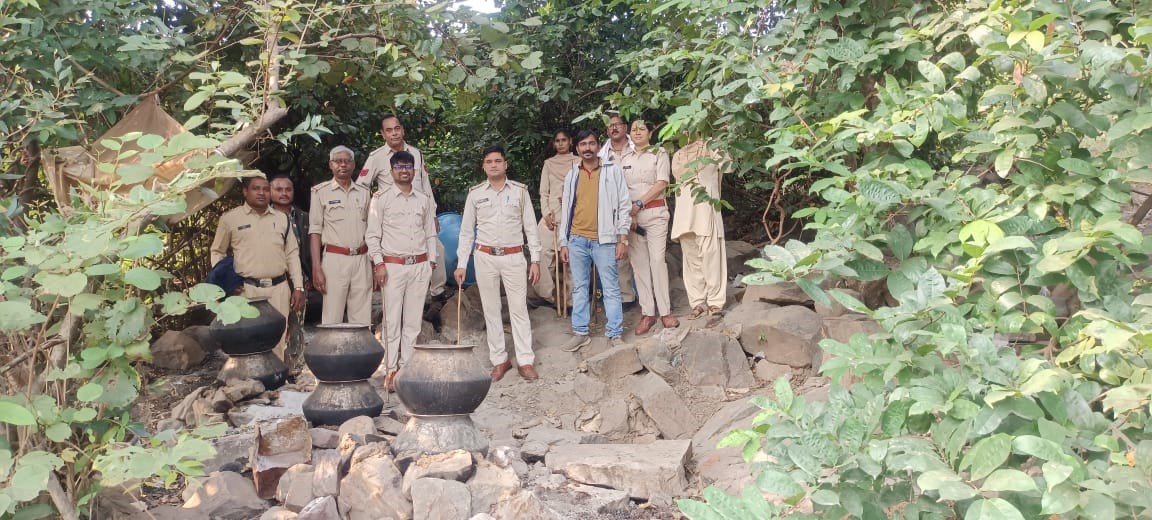 महुआ शराब बनाने की सामाग्री व जब्त लाहन के साथ आबकारी टीम। महुआ शराब बनाने की सामाग्री व जब्त लाहन के साथ आबकारी टीम।