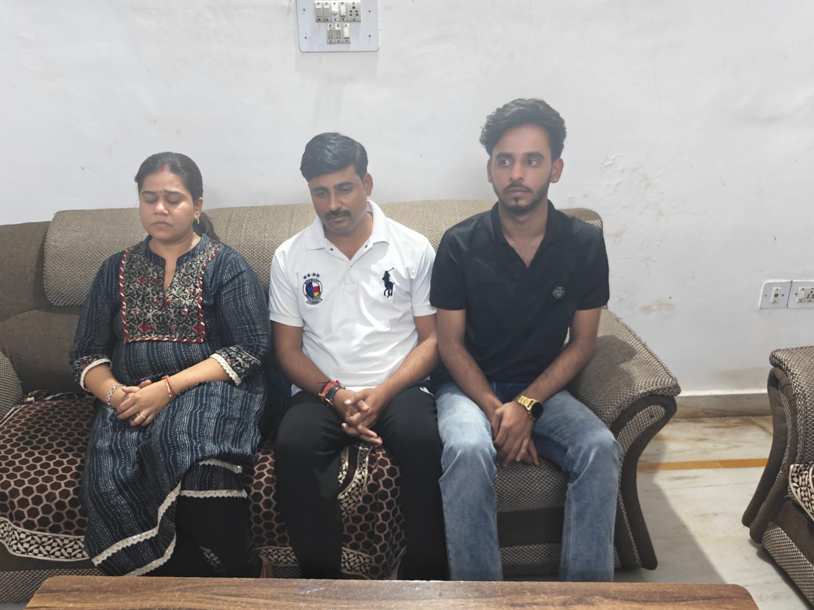 जिला उद्योग केन्द्र का हैण्डलूम इंसपेक्टर,चार्टेड अकाउंटेंट एवं ऑफिस असिस्टेंट 16 हजार 500 रुपये की रिश्वत लेते पकड़ा जिला उद्योग केन्द्र का हैण्डलूम इंसपेक्टर,चार्टेड अकाउंटेंट एवं ऑफिस असिस्टेंट 16 हजार 500 रुपये की रिश्वत लेते पकड़ा