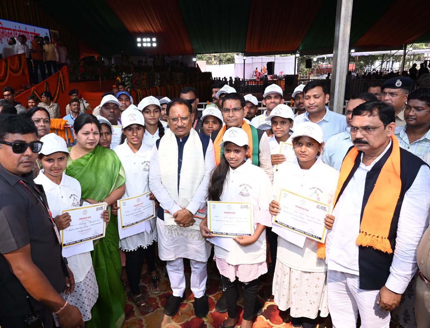 मुख्यमंत्री विष्णुदेव साय युवाओं को सम्मान पत्र प्रदान करते