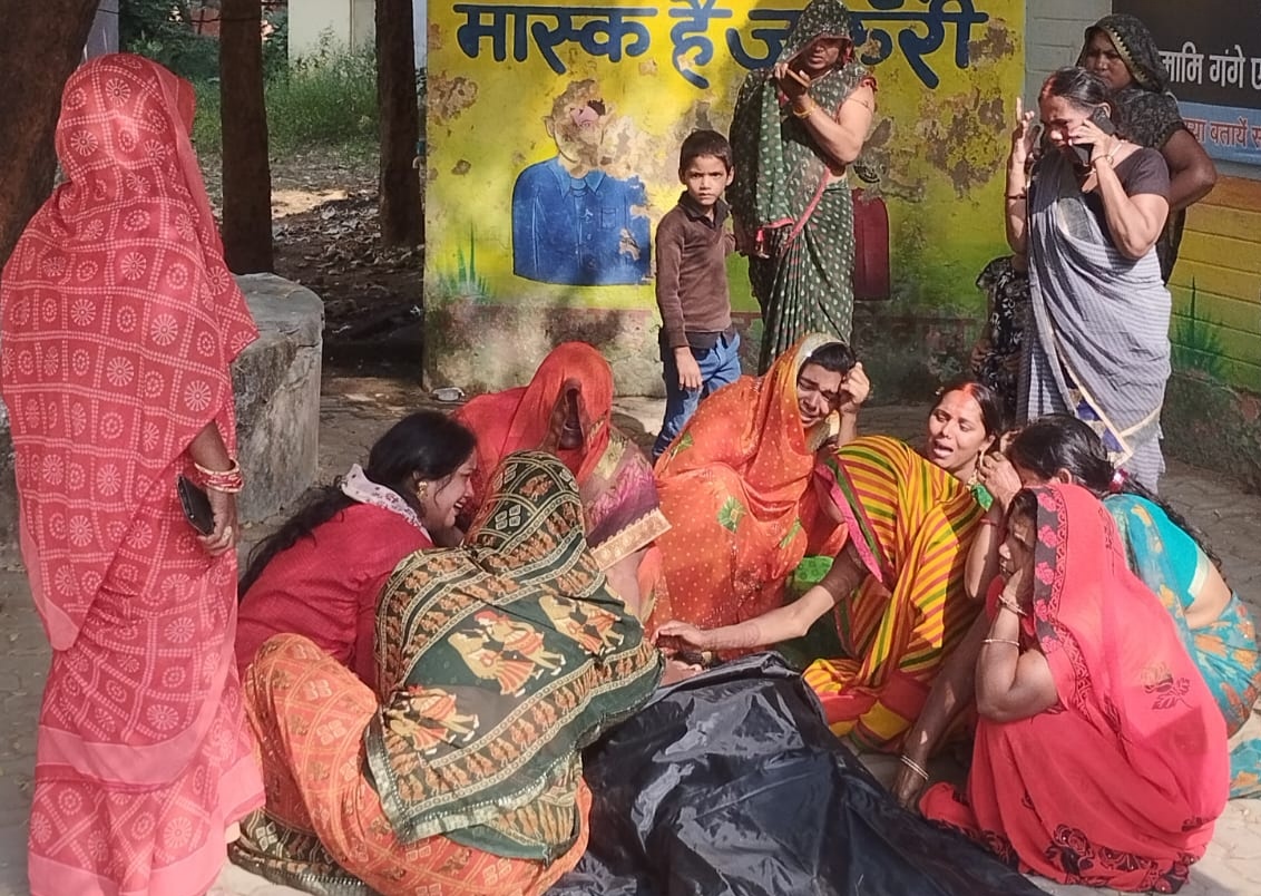 युवक की मौत पर बिलखते परिजन युवक की मौत पर बिलखते परिजन
