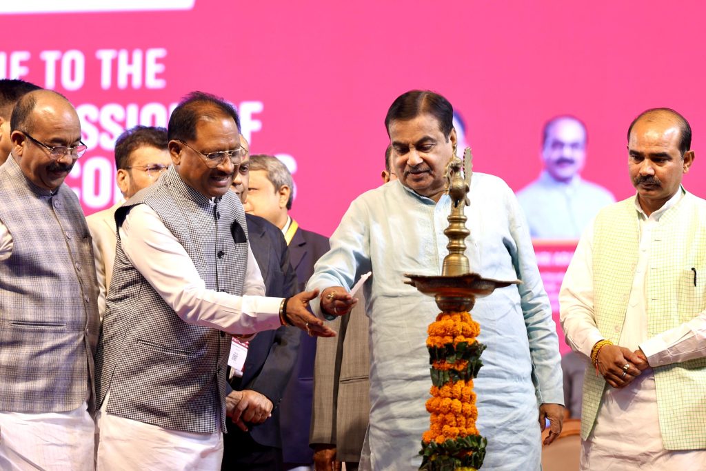 कार्यक्रम का शुभारम्भ करते नितिन गडकरी कार्यक्रम का शुभारम्भ करते नितिन गडकरी