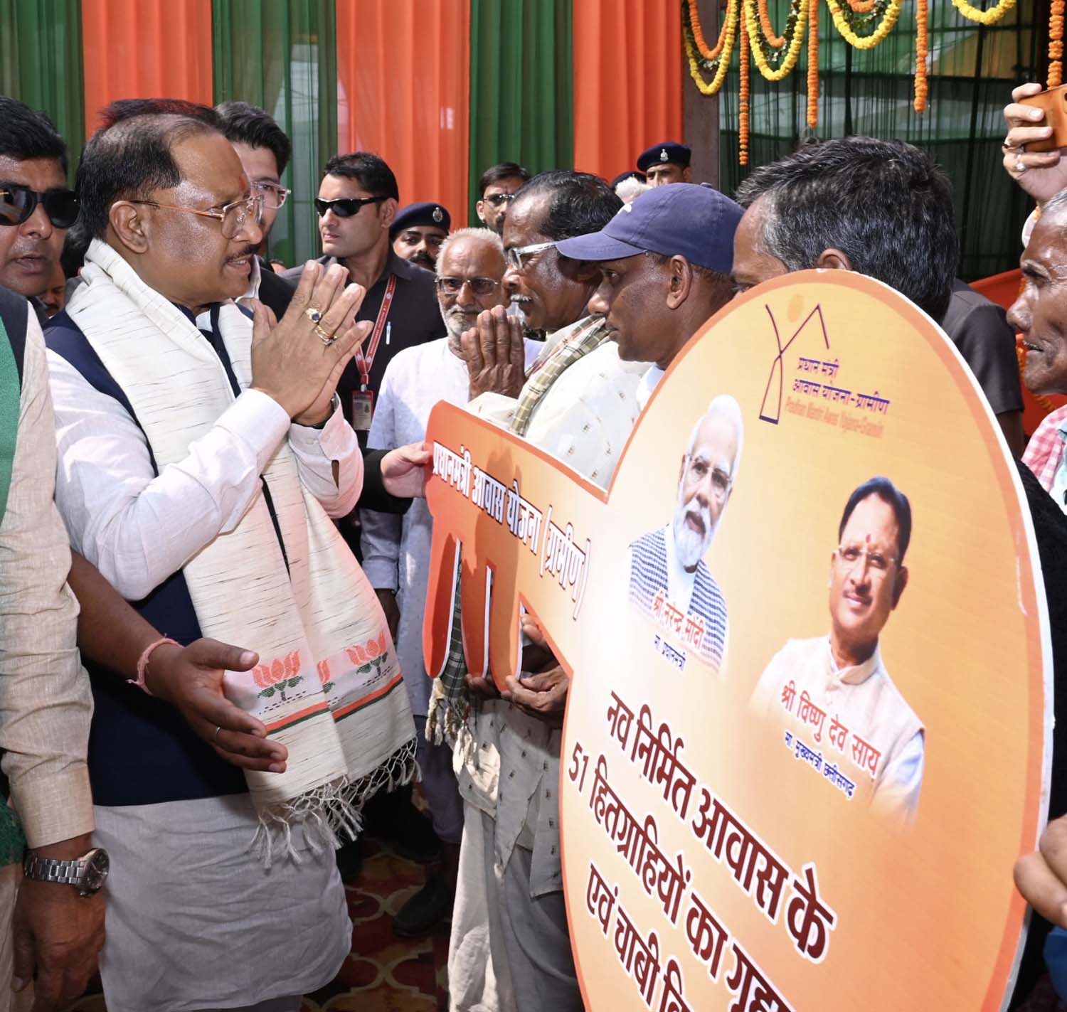 प्रधानमंत्री आवास योजना के तहत हितग्राहियों को आवास के स्वीकृति पत्र एवं घर की चाबी सौंपते