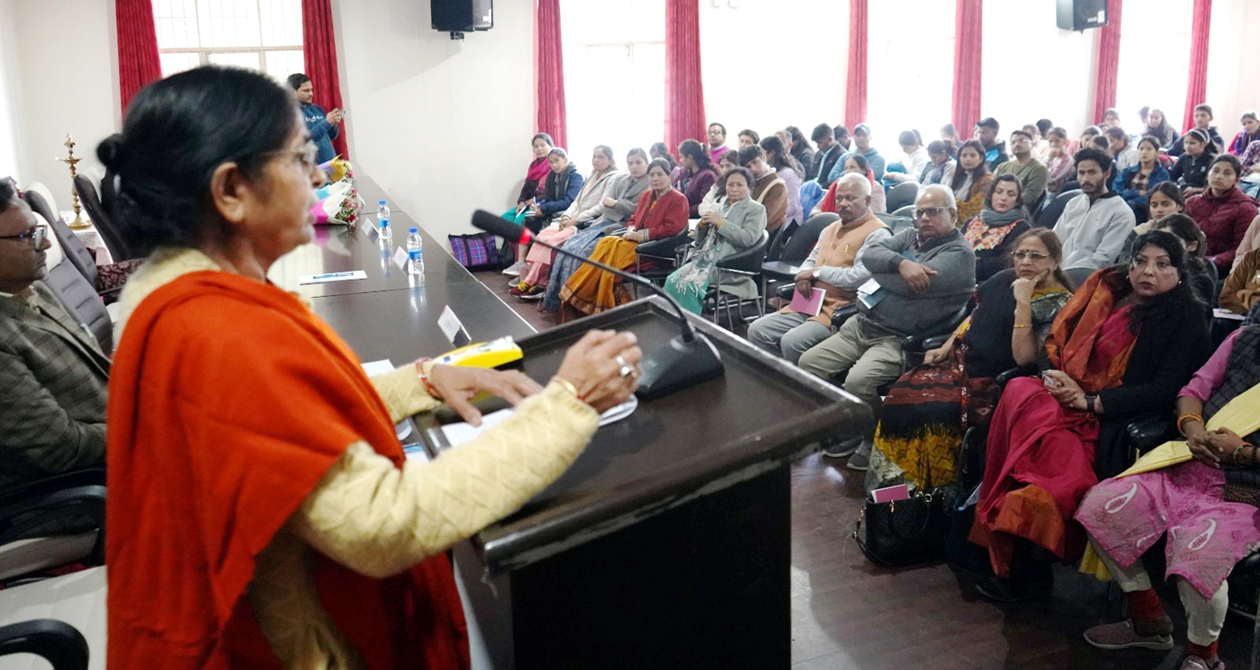 संगोष्ठी में विचार रखती प्रो.दिवा भट्ट। संगोष्ठी में विचार रखती प्रो.दिवा भट्ट।