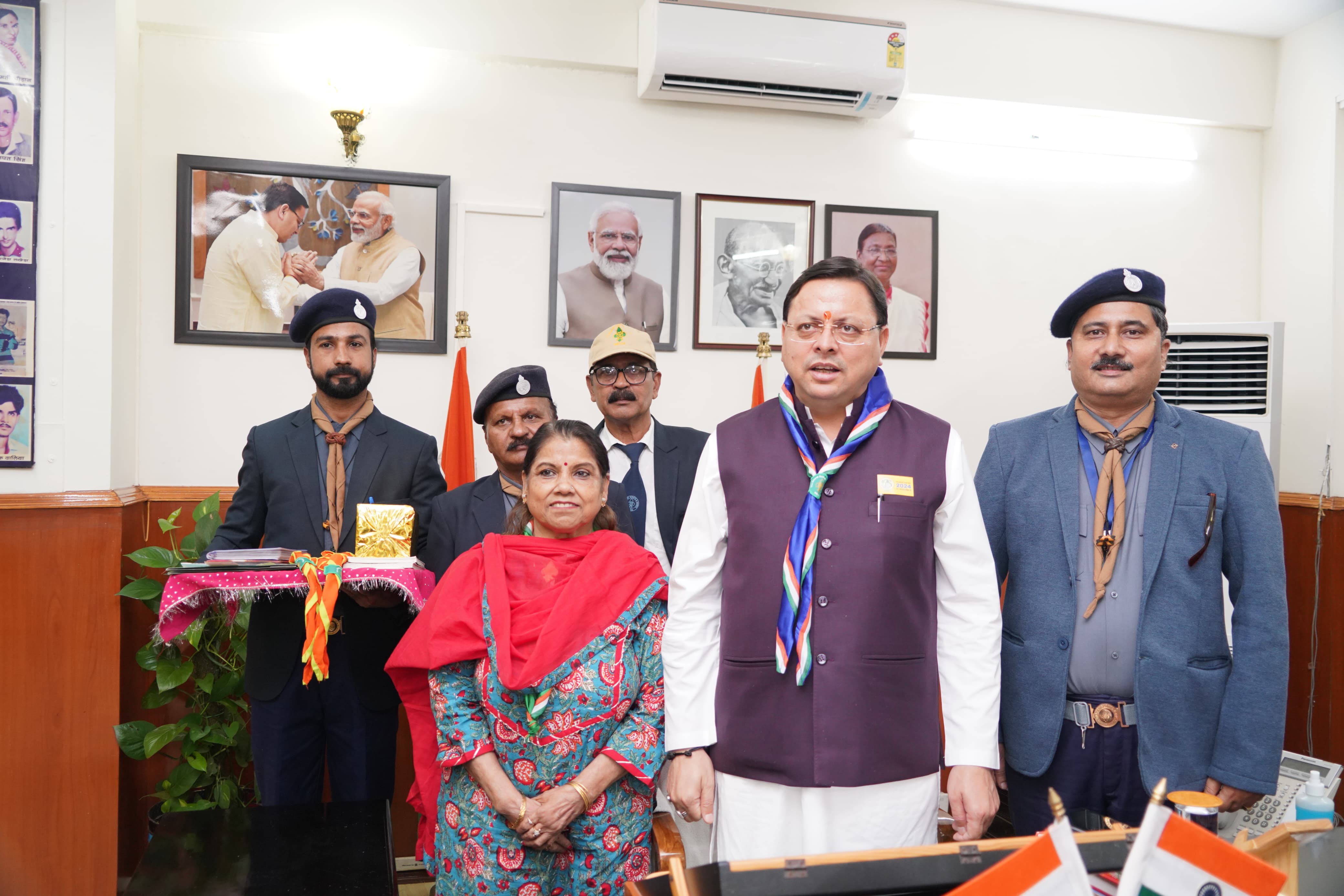 भारत स्काउट एंड गाइड की ओर से सचिवालय में मुख्यमंत्री को फ्लैग स्टिकर लगाकर अलंकृत किया गया। भारत स्काउट एंड गाइड की ओर से सचिवालय में मुख्यमंत्री को फ्लैग स्टिकर लगाकर अलंकृत किया गया।