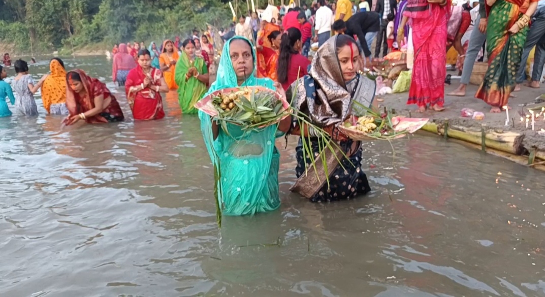 व्रतधारियों ने अस्ताचलगामी सूर्य को अर्ध्य।