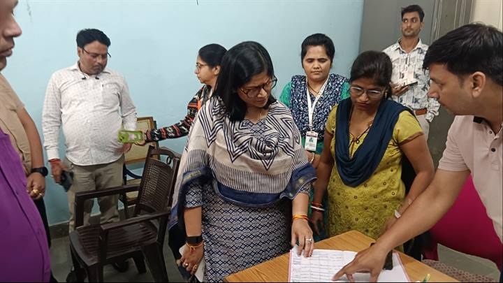 कलेक्टर ने विभिन्न जनमित्र केन्द्रों में पहुँचकर किया निरीक्षण कलेक्टर ने विभिन्न जनमित्र केन्द्रों में पहुँचकर किया निरीक्षण