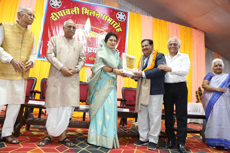 दीपावली मिलन समारोह में राज्यमंत्री कृष्णा गौर दीपावली मिलन समारोह में राज्यमंत्री कृष्णा गौर