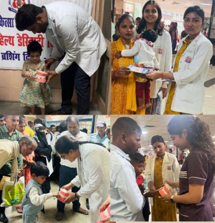 दांतों की सफाई के बारे में बताते चिकित्सक दांतों की सफाई के बारे में बताते चिकित्सक