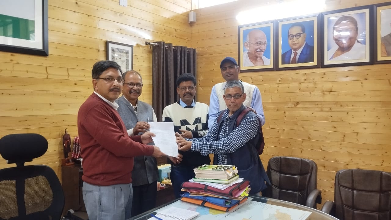 जिलाधिकारी को ज्ञापन सोंपते पत्रकार जिलाधिकारी को ज्ञापन सोंपते पत्रकार