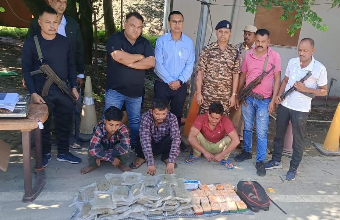 ड्रग्स की तस्करी मामले में तीन गिरफ्तार ड्रग्स की तस्करी मामले में तीन गिरफ्तार