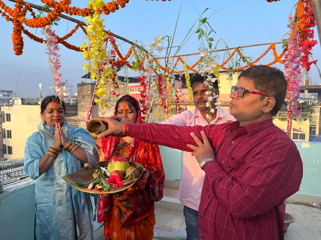 अर्थ्य देते श्रद्धालु अर्थ्य देते श्रद्धालु