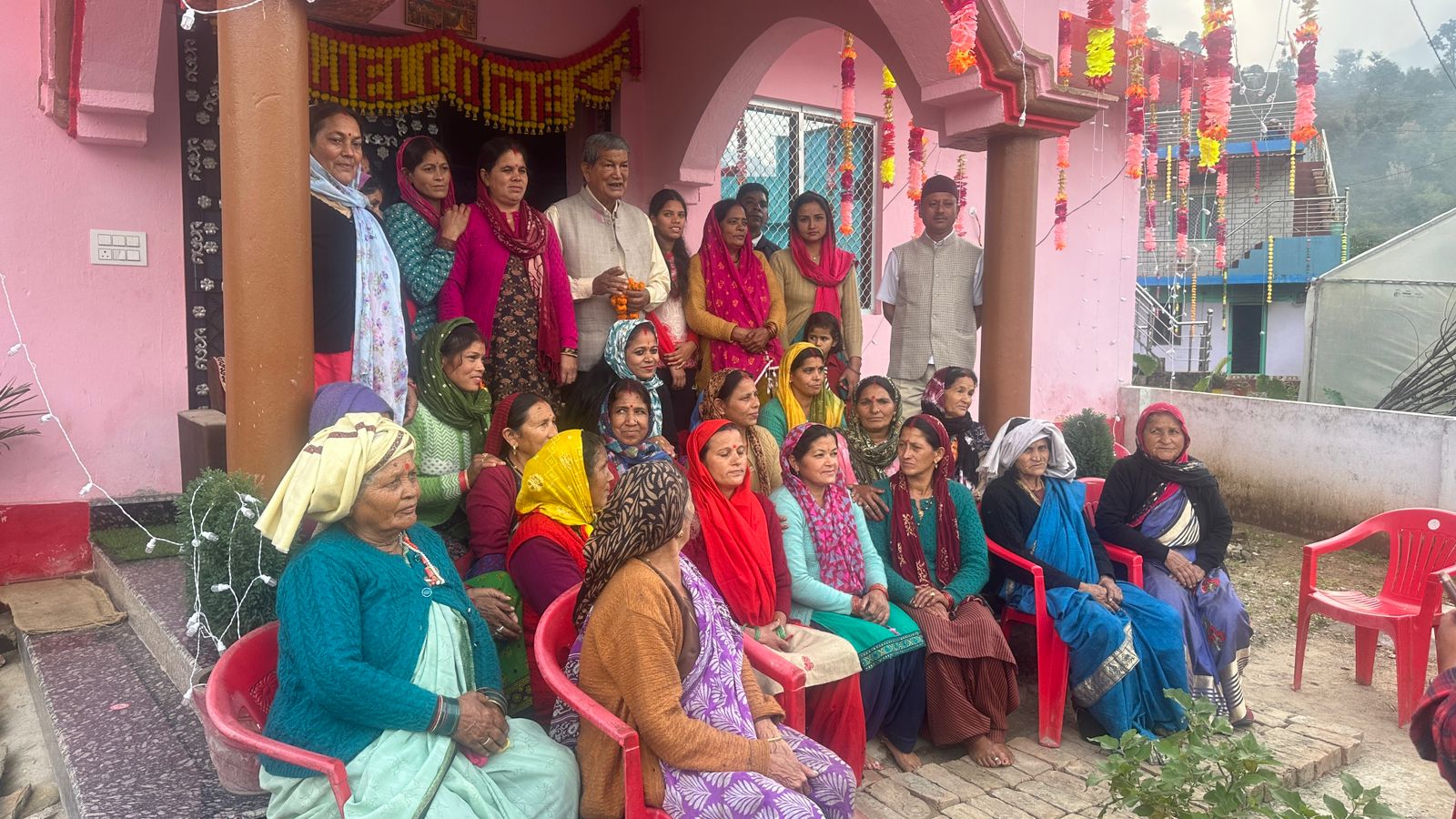 हरीश रावत ने किया विभिन्न गांवों में प्रचार हरीश रावत ने किया विभिन्न गांवों में प्रचार