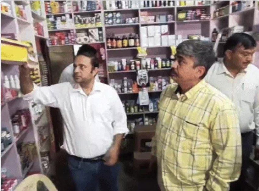 8 Snp-6 सोनीपत: बैंयापुर गांव में सीएम फ्लाइंग टीम मेडिकल स्टोर पर कार्रवाई करते हुए। 8 Snp-6 सोनीपत: बैंयापुर गांव में सीएम फ्लाइंग टीम मेडिकल स्टोर पर कार्रवाई करते हुए।