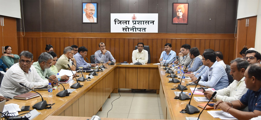 8 Snp-11 सोनीपत: जिला सड़कों की सुरक्षा सुनिश्चित करने के लिए जिला सड़़क सुरक्षा समिति के चेयरमैन एवं उपायुक्त डॉ. मनोज कुमार बैठक में बोलते हुए। 8 Snp-11 सोनीपत: जिला सड़कों की सुरक्षा सुनिश्चित करने के लिए जिला सड़़क सुरक्षा समिति के चेयरमैन एवं उपायुक्त डॉ. मनोज कुमार बैठक में बोलते हुए।