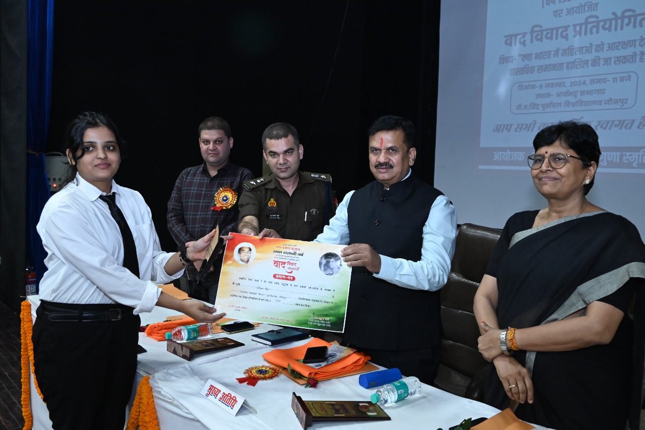 प्रधानमंत्री ने महिलाओं को सशक्त करने का निरंतर किया काम - डॉ. रीता बहुगुणा जोशी। फोटो- जिलाधिकारी से प्रतियोगिता में प्रथम पुरस्कार प्राप्त करतीं अपेक्षा सिंह प्रधानमंत्री ने महिलाओं को सशक्त करने का निरंतर किया काम - डॉ. रीता बहुगुणा जोशी। फोटो- जिलाधिकारी से प्रतियोगिता में प्रथम पुरस्कार प्राप्त करतीं अपेक्षा सिंह