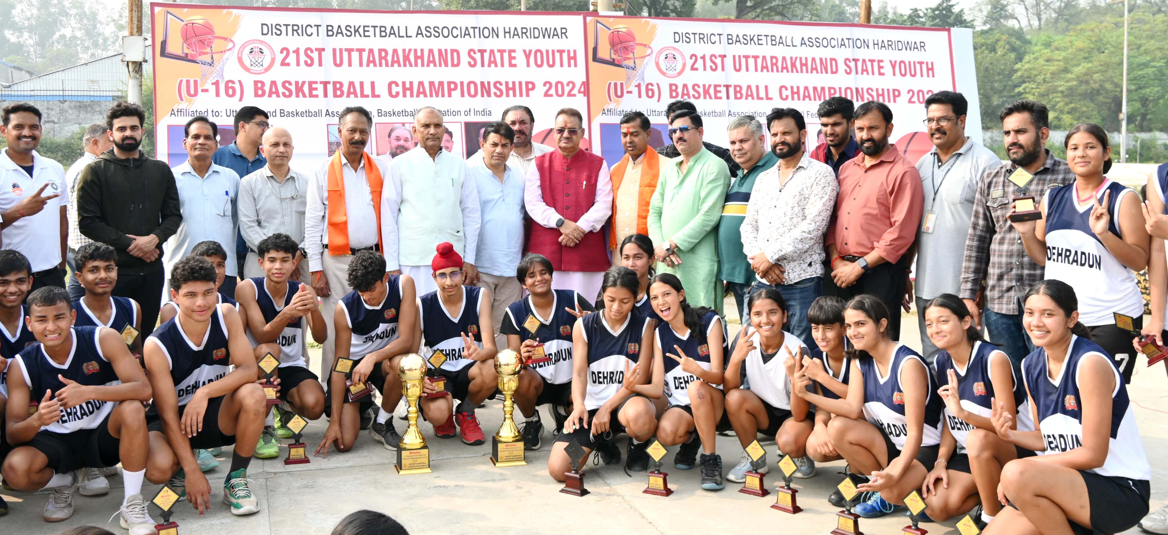 खिलाड़ियाें संग कैबिनेट मंत्री गणेश जोशी (लाल काेट में)। खिलाड़ियाें संग कैबिनेट मंत्री गणेश जोशी (लाल काेट में)।
