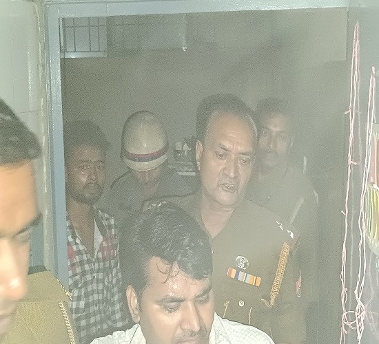 कानपुर: दुकान की तीसरी मंजिल में लगी आग को बुझाते हुए दमकल कर्मियों की फोटो कानपुर: दुकान की तीसरी मंजिल में लगी आग को बुझाते हुए दमकल कर्मियों की फोटो