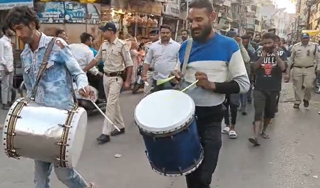 बदमाशों का जुलूस बदमाशों का जुलूस