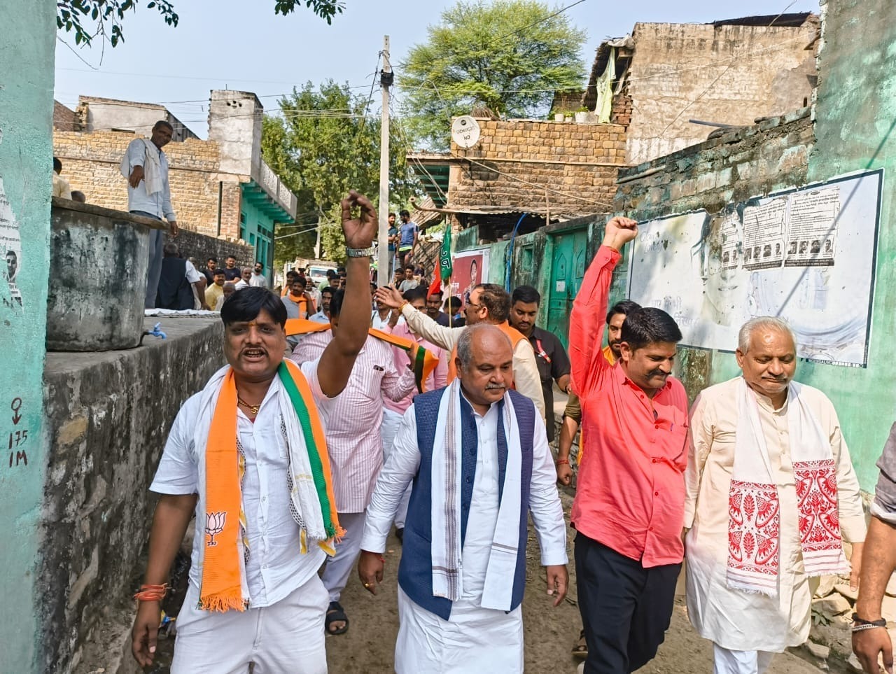 नरेन्द्र सिंह तोमर ने विजयपुर के विभिन्न गांवों में नुक्कड़ सभाओं को संबोधित किया