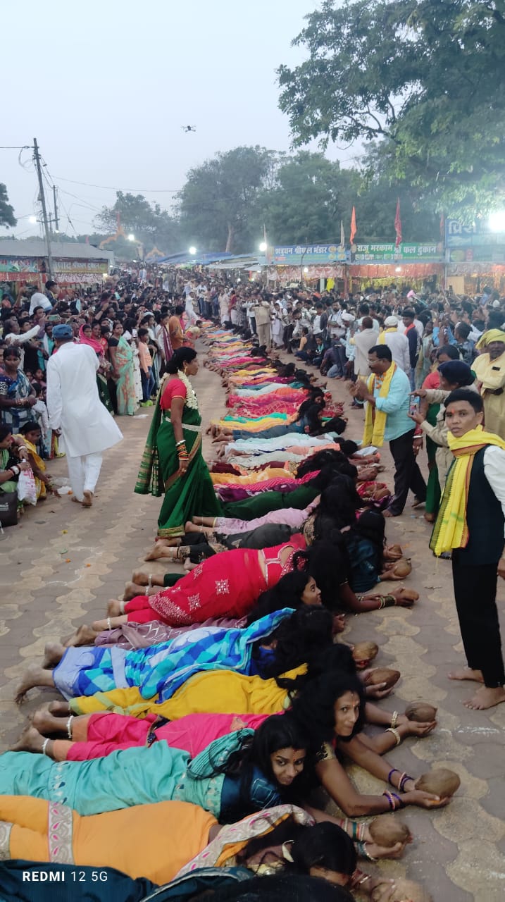 जमीन में लेटकर मन्नत मांगती हुई महिलाएं। जमीन में लेटकर मन्नत मांगती हुई महिलाएं।