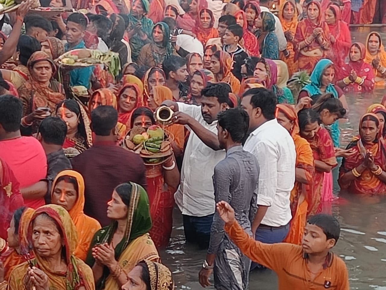 उगते सूर्य को अर्ध्य देकर छठ महावर्प का समापन
