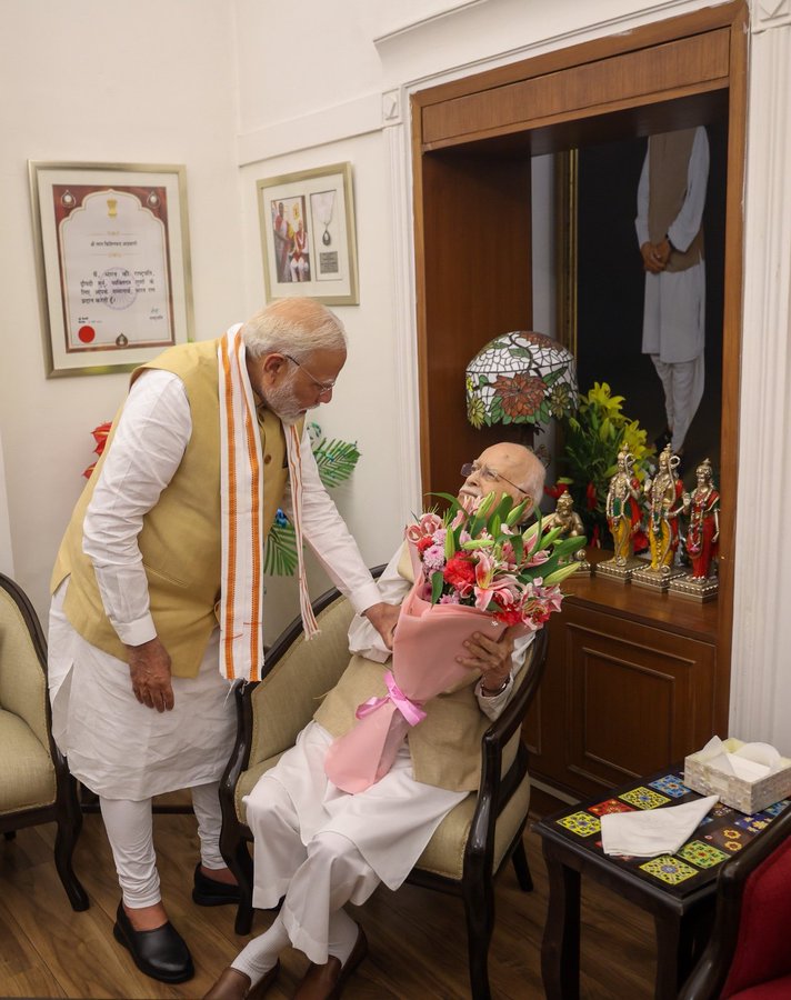 प्रधानमंत्री नरेन्द्र मोदी लाल कृष्ण आडवाणी से मुलाकात करते हुए प्रधानमंत्री नरेन्द्र मोदी लाल कृष्ण आडवाणी से मुलाकात करते हुए