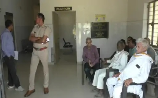 पोस्टमॉर्टम की कार्रवाई के लिए खेड़ली मोड़ थाने की पुलिस पहुंची आरबीएम अस्पताल। पोस्टमॉर्टम की कार्रवाई के लिए खेड़ली मोड़ थाने की पुलिस पहुंची आरबीएम अस्पताल।